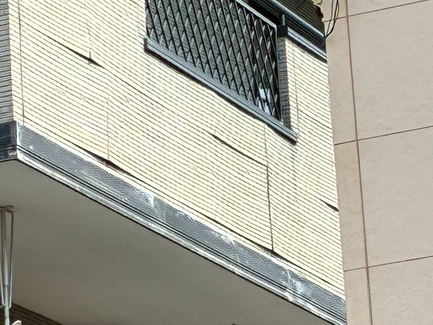 バルコニーの外壁が反っている